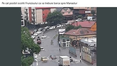 Canalizările au cedat după furtuna de joi seara la Cluj: Străzi pline de apă, mașini blocate, subsoluri și garaje inundate