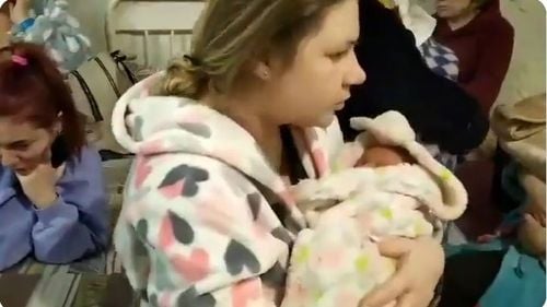 VIDEO Maternitatea din Odesa, ”mutată” la subsol de teama unui asalt iminent al rușilor/ Zeci de mame cu nou-născuți stau în condiții insalubre