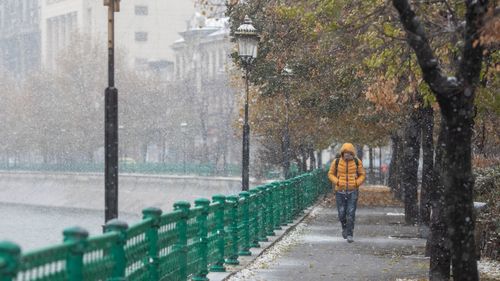 METEO: Ploi şi lapoviţă până joi seara, în majoritatea regiunilor. La munte se va depune strat de zăpadă / Cum va fi vremea în București