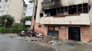UPDATE FOTO Explozie la un apartament din Sibiu / Două persoane găsite decedate / Au fost evacuate aproximativ 20 persoane