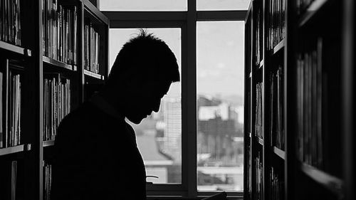Un elev şi-a înjunghiat mortal profesoara la un liceu catolic din Franţa/ El susţine că a fost "posedat" şi că a "auzit voci"