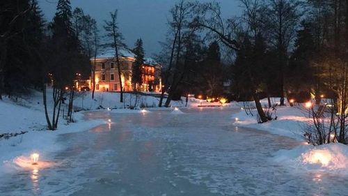 Patinaj la lumina lumânărilor pe lacul castelului Mikes din Zăbala (Covasna) / ”Venim pregătiţi să vă oferim o atmosferă de basm”