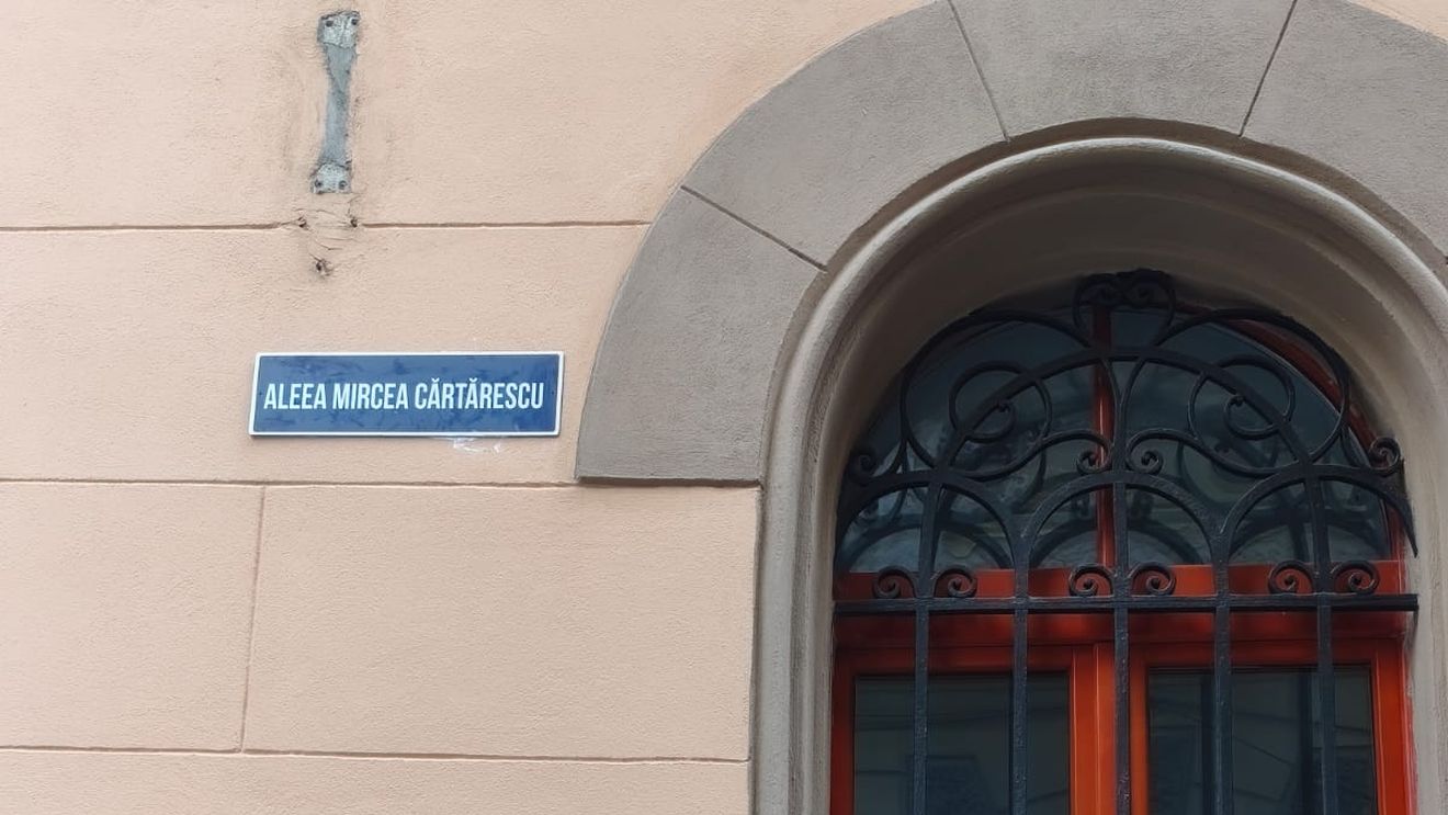  Misterul „Aleii Mircea Cărtărescu” din Brașov: nimeni nu a aprobat-o, dar a apărut în oraș / ”Încercăm să identificăm cine a amplasat acea plăcuță”