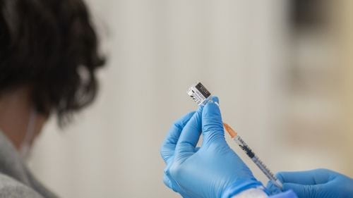 State americane cu rate mari de vaccinare cunosc o explozie a infecțiilor cu COVID. De ce se întâmplă asta?