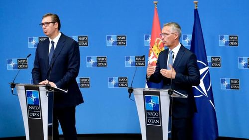 Stoltenberg: NATO este gata să intervină dacă stabilitatea din Serbia și Kosovo va fi pusă în pericol / Vucic se așteaptă la discuții dificile cu Pristina, dar subliniază nevoia de stabilitate