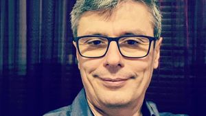 Ministrul Economiei, Virgil Popescu, anunță că s-a vindecat de coronavirus: Negativ - oficial ”liber” de Covid-19. Am avut gust, miros. Deci este posibil, ca după aceste 2 săptămâni, să mă fi ales cu câteva ”grame în plus”