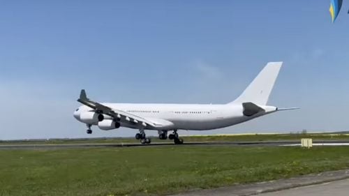 Avion al companiei româneşti Legend Airline, reţinut la sol în Franţa din cauza unor suspiciuni de trafic de persoane / Aeronava transporta 303 pasageri indieni din Emiratele Arabe Unite spre Nicaragua, „susceptibili de a fi victime ale traficului de persoane”