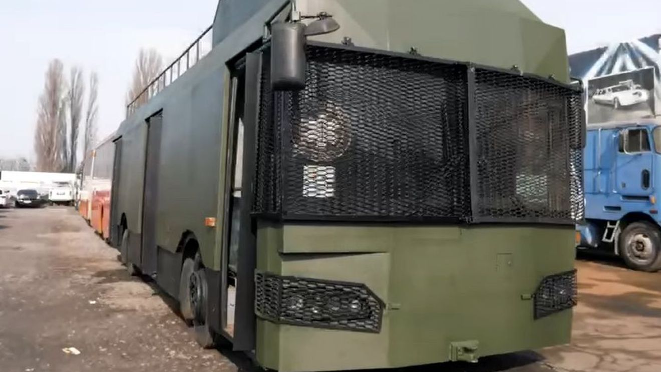 Un autobuz din Polonia a fost transformat într-o „sală blindată de operație” și dotat cu bani donați de români pentru a ajuta răniții din Ucraina / Este protejat de o armură rezistentă la șrapnel de 8 mm, dotat cu o plasă fină peste parbriz și cu plăci metalice sudate peste geamurile laterale