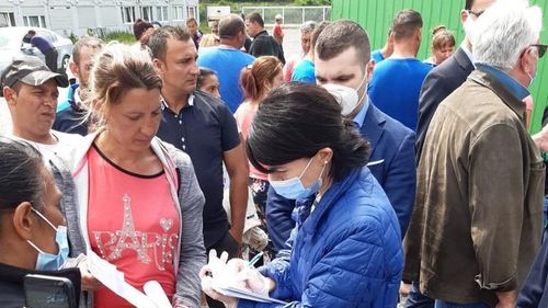 Unsprezece cetăţeni români care lucrează la o fermă din localitatea germană Borken au fost depistaţi cu noul coronavirus. Ei au fost izolați de restul muncitorilor