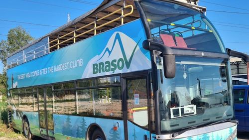 Traseu special în Brașov cu un autobuz supraetajat decapotat / Se vizitează centrul istoric, la prima cursă călătorii vor fi însoțiți de un ghid care le va prezenta poveștile orașului