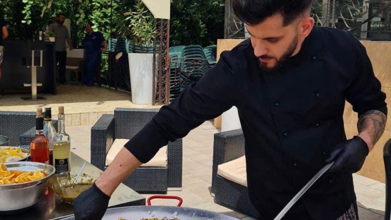 Povestea lui Viorel Turcu, rămas orfan de mic copil, acum chef cu propriul restaurant / A gătit pentru mii de români nevoiași și pentru sinistrații afectați de inundațiile devastatoare din județul Galați / „Dacă Dumnezeu ți-a dat un har, trebuie să îi mulțumești prin a fi de folos”