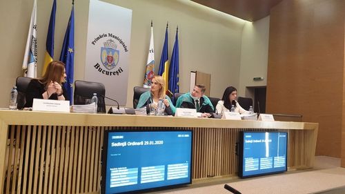 FOTO Firea și consilierii generali PSD au venit la ședința CGMB cu măști și halate: „Ne protejăm de virușii guvernamentali”