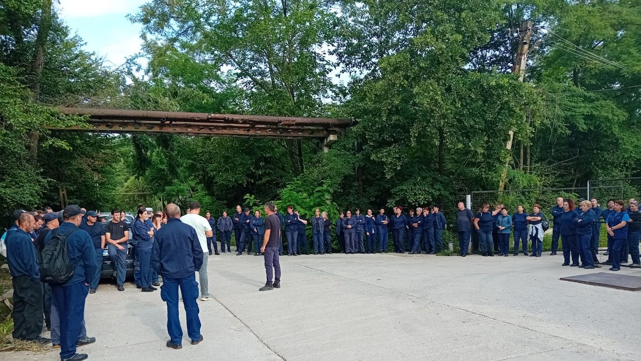 Protest la Uzina Mecanică Plopeni. Câteva zeci de muncitori cer să plece „specialii” aduși de conducere. Ar fi vorba de pensionari din MAPN și Poliție