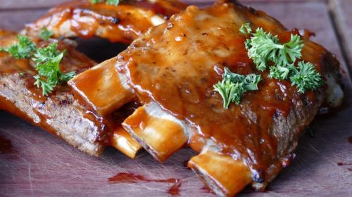 Tradiția și inovația alături, la masa de Crăciun. Costițe de porc gătite lent, cu garnitură inedită dulce acrișoară și orez negru gătit la vapori