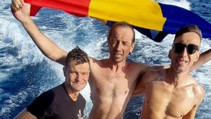 Trei români au traversat cu costume de neopren strâmtoarea Gibraltar, una dintre cele mai dificile zone din lume