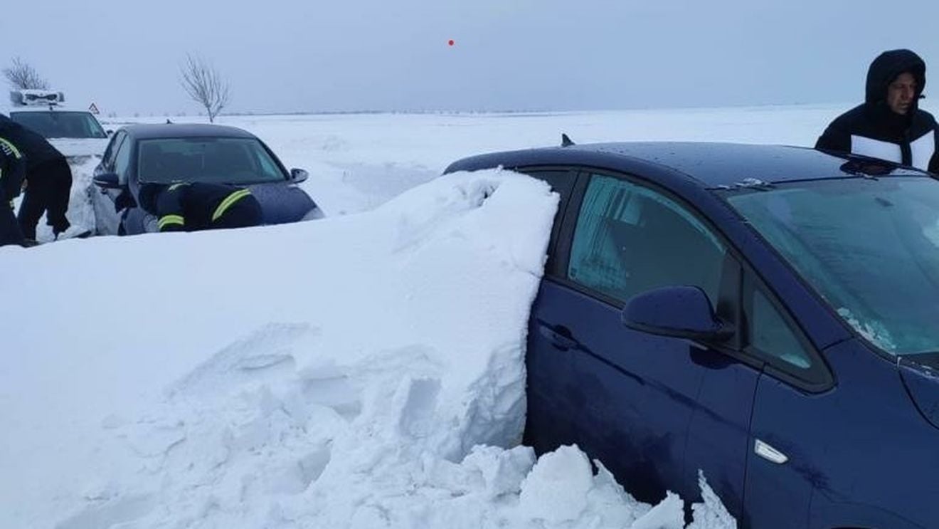 Autoturisme blocate de zăpadă în zona Poiana Vadului din Munţii Apuseni
