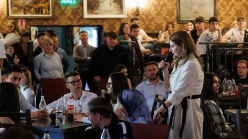 Școala în campanie electorală. Peste 100 de liceeni au fost aduși la restaurant, la Câmpulung, pentru o întâlnire cu politicieni-candidați ai PNL în prezența ministrelor Educației și Justiției