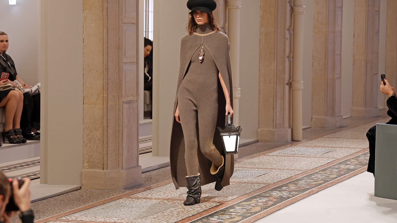 FOTO Louis Vuitton pe peron: O călătorie vestimentară între nostalgie și avangardă la Paris Fashion Week