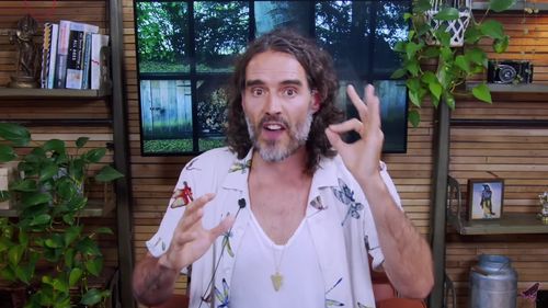 Actorul Russel Brand este acuzat de patru femei că le-ar fi agresat sexual, violat și abuzat emoțional în perioada 2006-2013