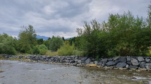 Buzău: În zeci de localități din zone cu potențial ridicat de inundații, oamenii declară pe propria răspundere că își asumă riscurile