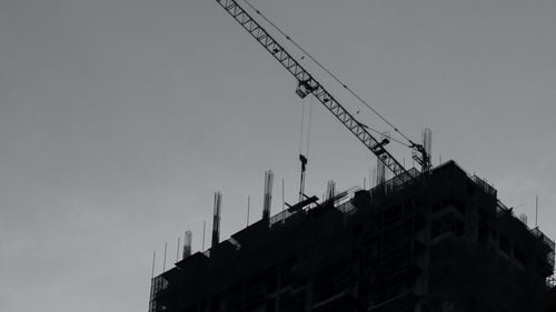 ANALIZĂ Primele șase luni pe piața imobiliară, după un an de pandemie: Prețul materialelor de construcții a explodat, închirierile de apartamentele scad la minime istorice, iar sectorul office dă semne de revenire