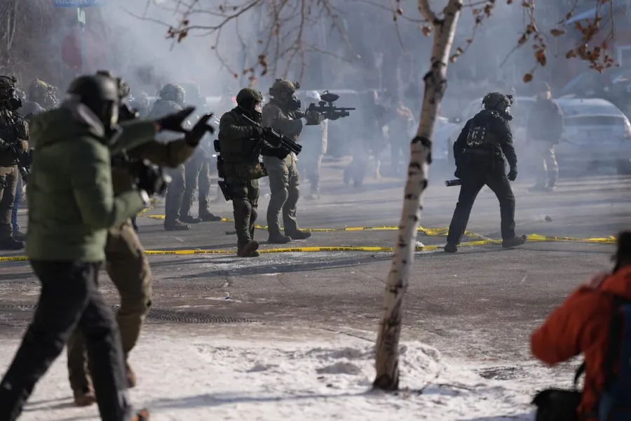 agenți federali Minneapolis, gaze lacrimogene