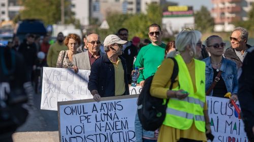 FOTO Peste 50 de persoane au ieșit în stradă să mărșăluiască pentru urgentarea modernizării străzii care leagă cartierul Ghencea de centrul Capitalei