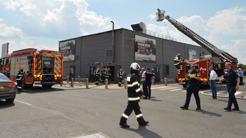 VIDEO Acoperișul unui supermarket din Brăila a luat foc / Clienții și angajații au fost evacuați