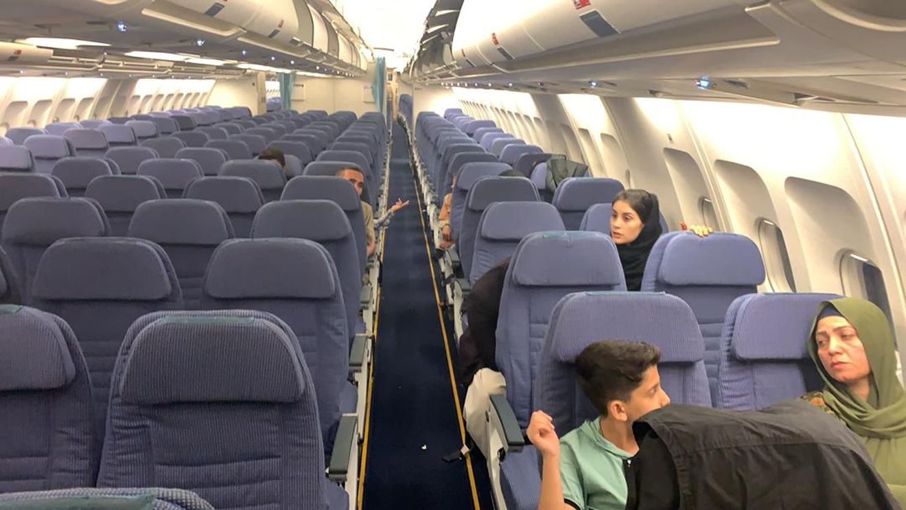 Un avion aproape gol a decolat din Kabul, în contextul în care mii de afgani încă așteaptă să părăsească țara / Soldații americani ar fi interzis accesul mai multor persoane