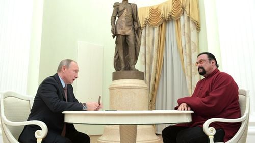 Actorul american Steven Seagal, premiat de Vladimir Putin cu Ordinul Prieteniei / Seagal are cetățenie rusă, a susținut anexarea Crimeei în 2014 și s-a alăturat unui partid pro-Kremlin în 2021