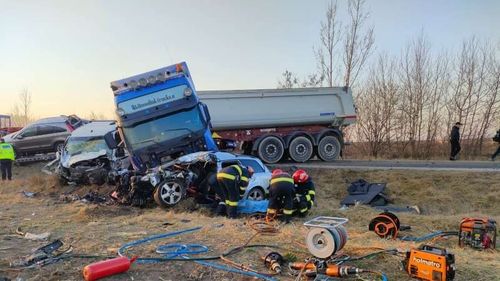 O persoană a murit și una a fost grav rănită în urma unui accident din județul Suceava în care au fost implicate trei autoturisme