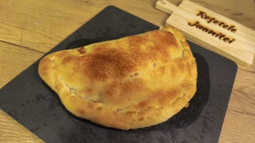 FOTO | Calzone clasic, vărul apropiat al pizzei/ Cum îl pregătești și care e povestea din spatele acestui preparat