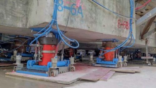 VIDEO Sute de roboți de mici dimensiuni mută un complex de clădiri de 7.400 de tone