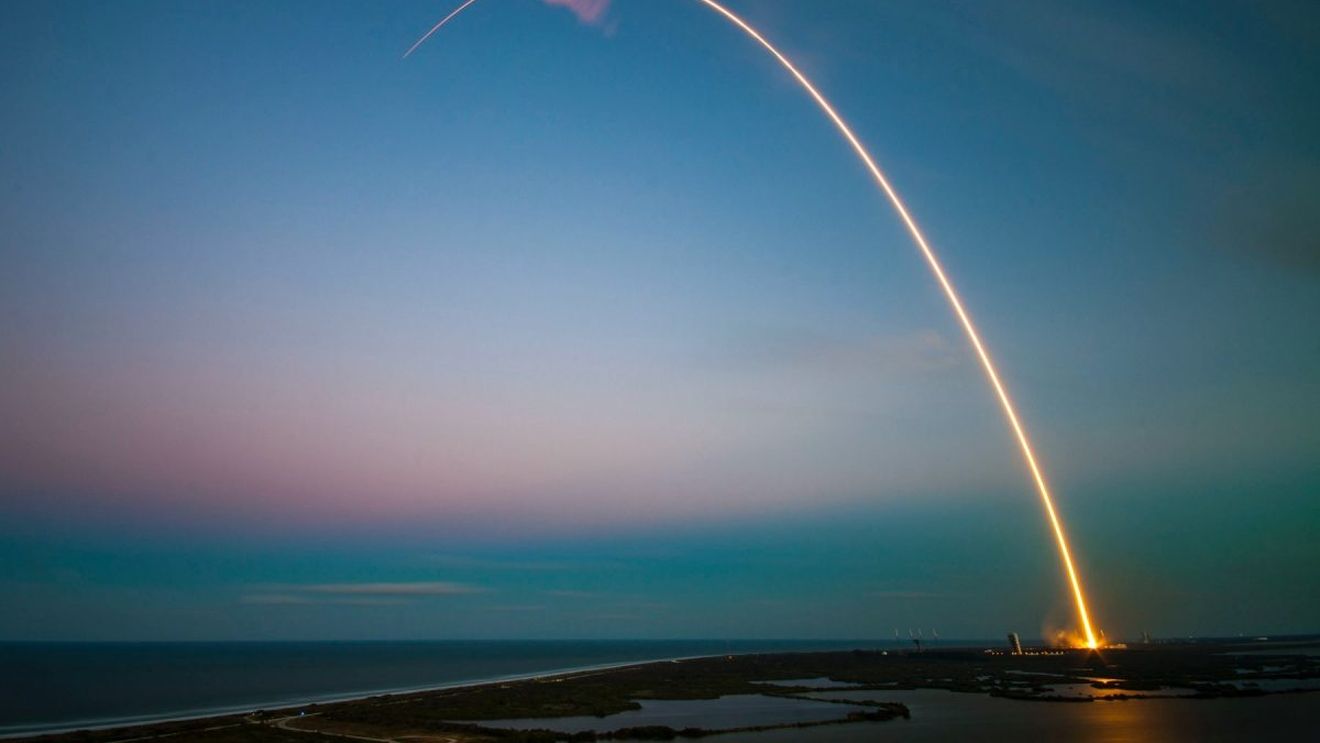 SpaceX va încerca o manevră spectaculoasă: să prindă din zbor o parte din mega-racheta sa Starship
