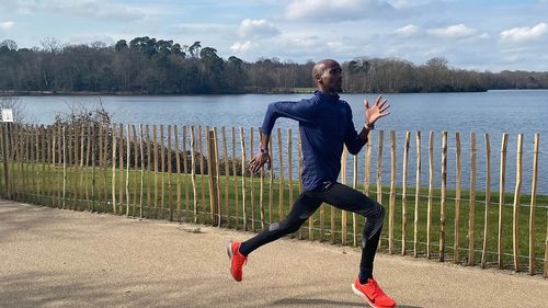 Mărturisiri tulburătoare ale celebrului atlet Mo Farah: „Deseori mă încuiam în baie şi plângeam”. El spune că a fost introdus ilegal în Marea Britanie când era copil şi forţat să muncească