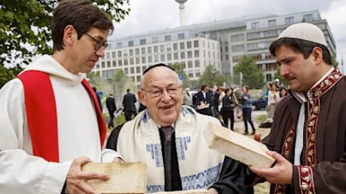 House of One: Creștini, evrei și musulmani construiesc Casa Religiilor la Berlin / A fost pusă piatra de temelie a unui proiect fără pereche în întreaga lume