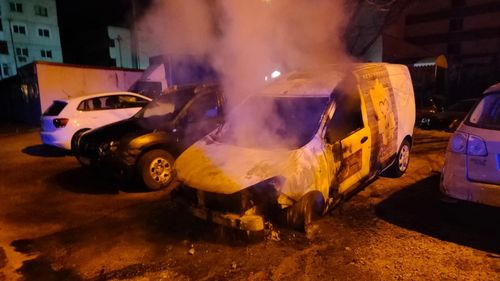 Anchetă a Poliţiei, după ce maşina unei reprezentante a USR în Consiliul Local al comunei gorjene Stoina a fost incendiată. Presa locală scrie că un bărbat cu faţa acoperită cu o cagulă a fost văzut în zonă