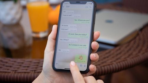 WhatsApp testează o funcție nouă care rezumă mesajele necitite din mai multe conversații simultan