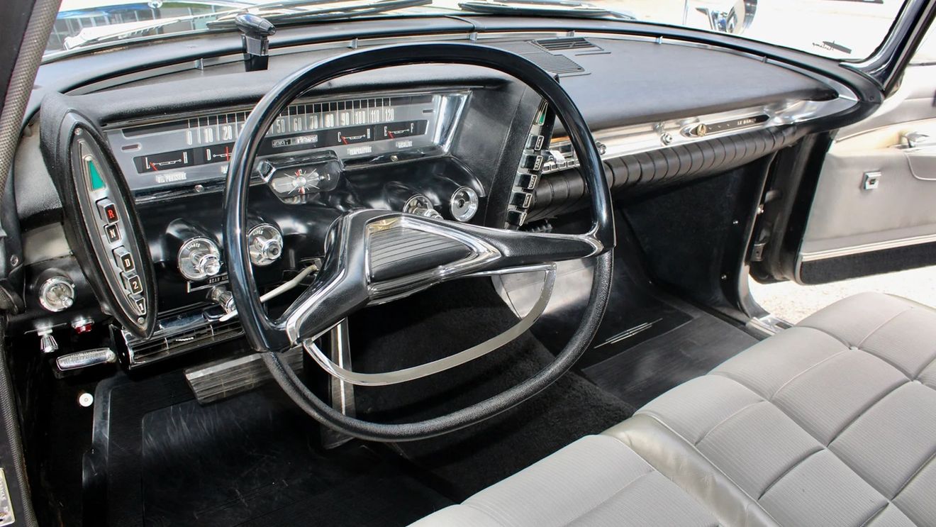 Un Crysler Imperial fabricat în 1963, unicul exemplar din România / ”Este printre primele maşini cu cutie de viteză push button, renunţându-se la tradiţionala manetă de la volan”