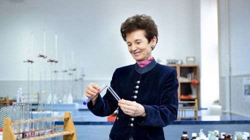 Aniţa Luncan, profesoara de Chimie care îi molipsește pe elevi cu pasiune: De la povestea chimiei pe înțelesul copiilor, până la experimente “cu hocuspocuspreparatus”