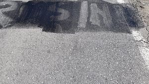 Au vrut să șteargă ”rușinea” / Drumarii din Cluj au vopsit inscripțiile de pe un drum național