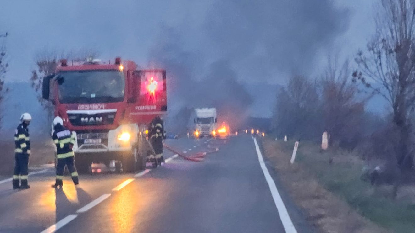 UPDATE Trafic blocat pe DN 72, după ce o cisternă cu GPL a fost implicată într-un accident de circulație / Incendiu cu flacără deschisă şi degajare mare de fum