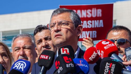 Özgür Özel, noul lider al opoziției din Turcia, un politician puțin cunoscut cu o misiune dificilă în fața regimului condus de peste 20 de ani de Recep Tayyip Erdogan