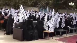 Un oficial taliban a postat un videoclip ce surprinde zeci de eleve care au revenit la școală în provincia Kunduz din nordul Afganistanului / Măsura nu se aplică în toată țara