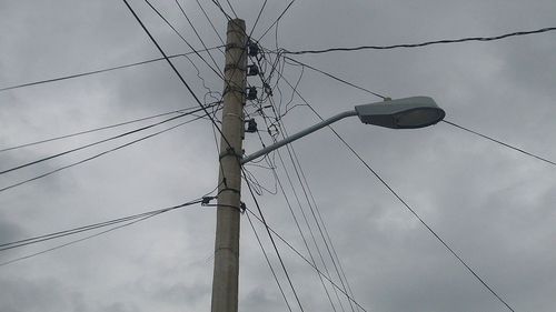 Primăria Lugoj le cere operatorilor de comunicații să elibereze stâlpii supraîncărcați de cabluri / ”Există un risc major ca acești stâlpi să se prăbușească”