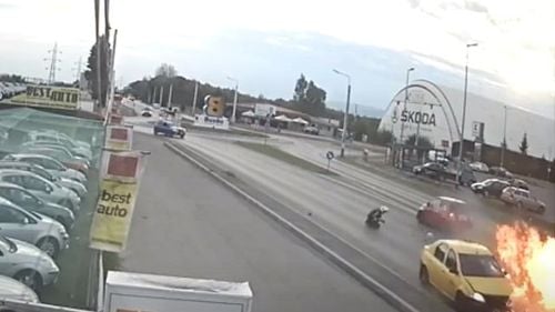 VIDEO O șoferiță din Buzău ar fi intrat intenționat cu mașina într-un polițist aflat pe motocicletă, care o urmărea în trafic / Ciolacu, întrebat dacă o cunoaște pe femeie: Cunosc jumătate din Buzău