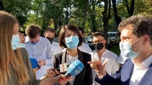 VIDEO Nicușor Dan a adus la sediul central al PSD de pe Kiseleff un panou cu „caracatița Firea-Pandele”. El a criticat Antena 3 și RTV pentru că nu ar fi dezbătut afacerile controversate ale Primăriei București