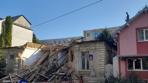 O casă din 1800, care l-a găzduit pe Regele Carol I, oprită de la demolare după ce un profesor s-a urcat pe ziduri/ Direcția de Cultură Suceava va decide dacă se va continua demolarea, deși s-a dărâmat 75% din construcție/ Acolo ar urma să fie construită o parcare