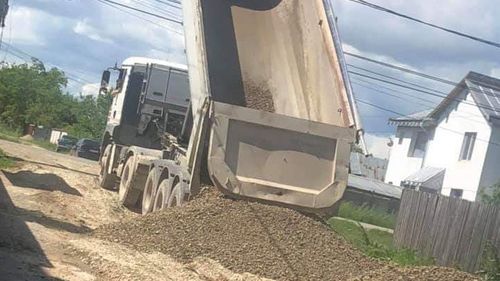 Sătui să trăiască în Evul Mediu, mai mulți ploieșteni și-au pietruit strada