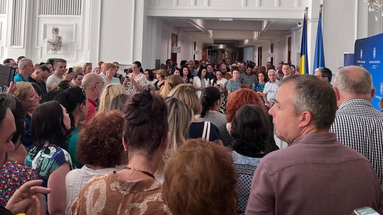 Protest al sindicaliștilor din Ministerul Finanțelor / Salariații îi cer demisia lui Boloș / Cine e Vasile Marica, controversatul lider sindical